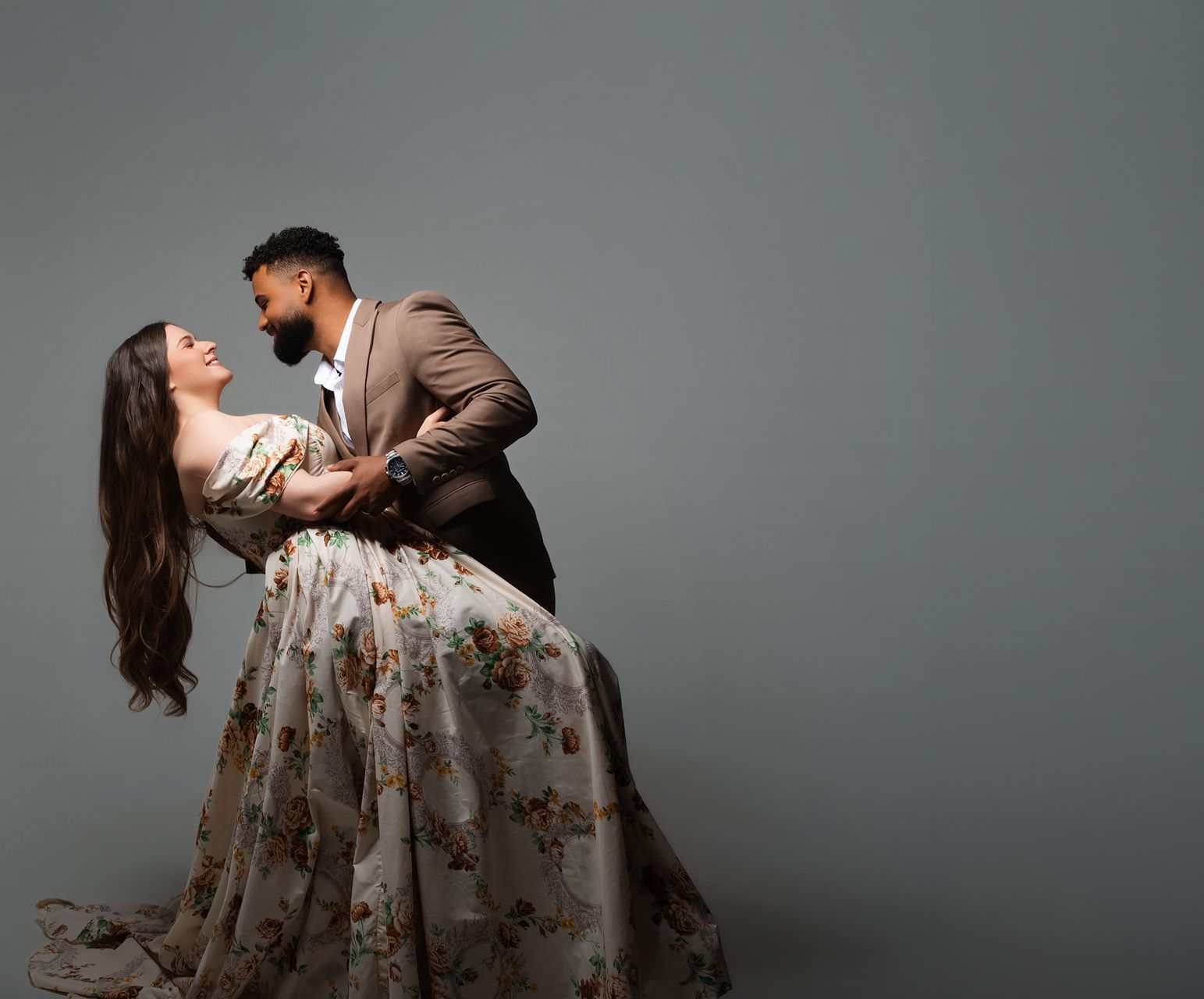 Pareja bailando en sesión de estudio