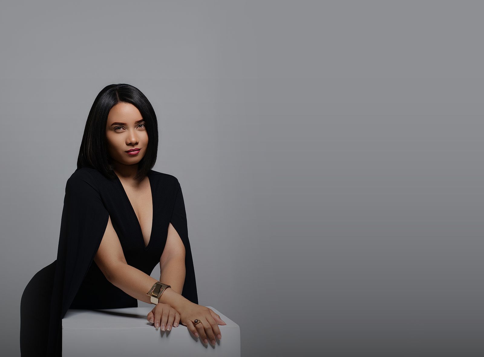 Retrato de estudio de una mujer vestida de negro