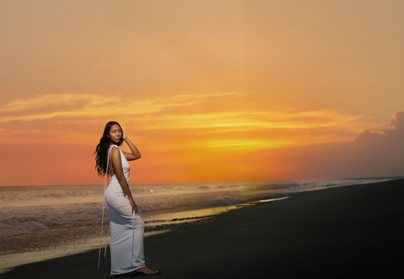 Mujer en la playa al atardecer