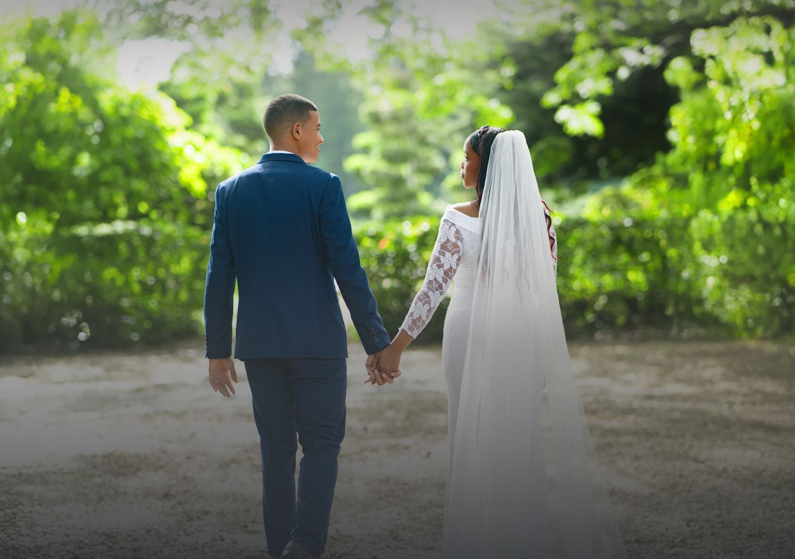 Novios de espaldas caminando de la mano